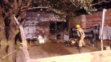 Los bomberos asegurando el lugar para evitar réplicas.  Gentileza.