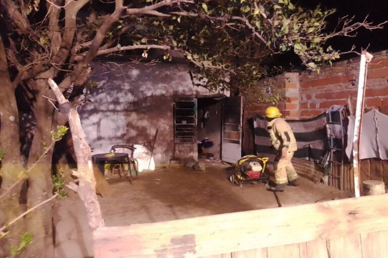 Los bomberos asegurando el lugar para evitar réplicas.  Gentileza.