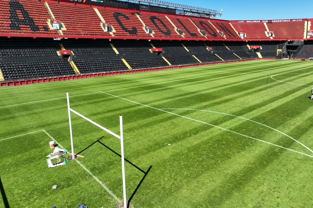 Las "H" ya están listas en la cancha de Colón a la espera de Los Pumas vs. Wallabies. Fernando Nicola