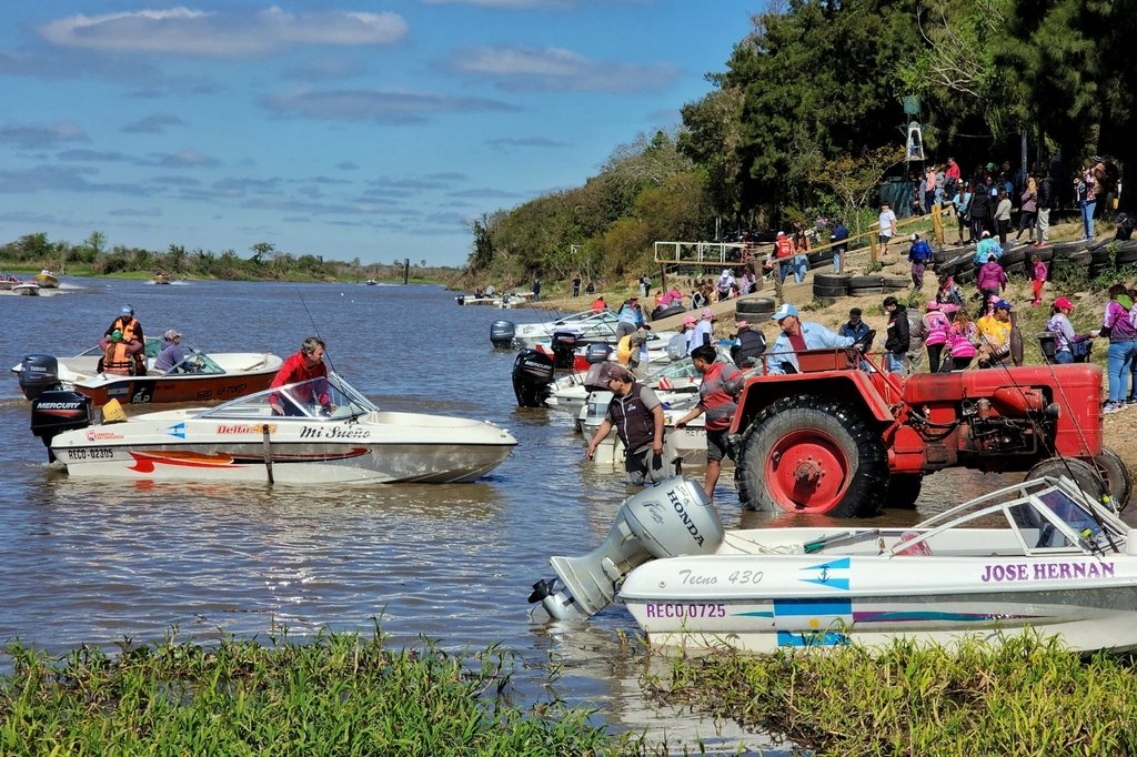 Más de 60 embarcaciones participaron del encuentro de pesca para mujeres. Mirador Provincial