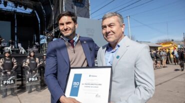 El gobernador Pullaro entregó una plaqueta recordatoria al presidente comunal de Timbúes