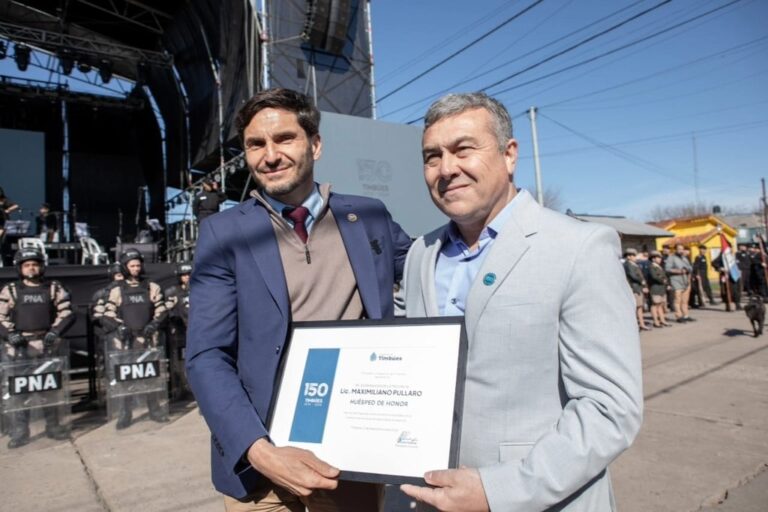 El gobernador Pullaro entregó una plaqueta recordatoria al presidente comunal de Timbúes