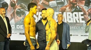Los pugilistas cara a cara tras el pesaje oficial.