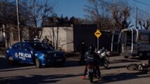 La ambulancia en la esquina del choque donde estaban asistiendo a las personas lesionadas. Unidad Regional XV de Policía.  Gentileza.