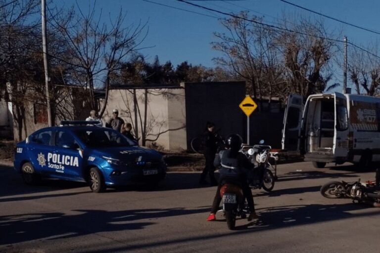 La ambulancia en la esquina del choque donde estaban asistiendo a las personas lesionadas. Unidad Regional XV de Policía.  Gentileza.