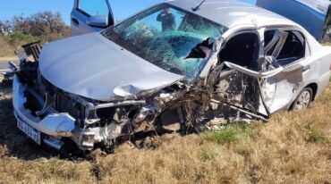El estado del auto en que viajaba la víctima. Fotos: Gentileza Walter Cardonatti. gentileza FM La 95