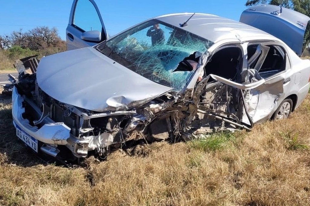 El estado del auto en que viajaba la víctima. Fotos: Gentileza Walter Cardonatti. gentileza FM La 95