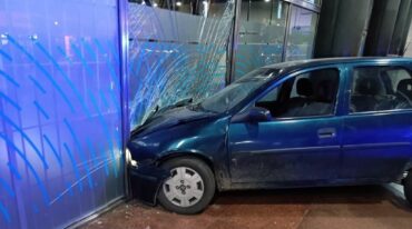 Un «relato salvaje» a la rosarina. Aún se investiga el hecho por el cual un hombre impactó el vehículo contra la sucursal bancaria. gentileza