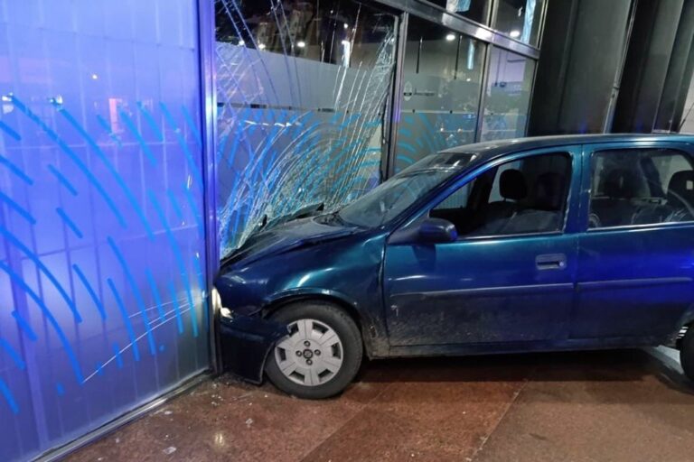 Un «relato salvaje» a la rosarina. Aún se investiga el hecho por el cual un hombre impactó el vehículo contra la sucursal bancaria. gentileza