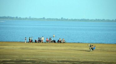 Las peligrosas maniobras que realizan en la costa santafesina. gentileza
