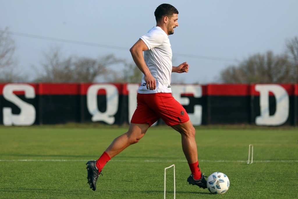 El delantero Juan García podría ser tenido en cuenta por el técnico Méndez para el partido del domingo. gentileza