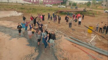 La comunidad celebró el 'alumbramiento' del agua termal y se convocaron espontáneamente en la siesta hacia el predio.
