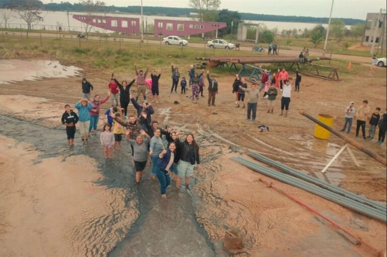 La comunidad celebró el 'alumbramiento' del agua termal y se convocaron espontáneamente en la siesta hacia el predio.