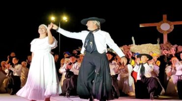 Juliana Oyarbide y Daniel Bogado conforman una pareja de danzas y son eje de una familia ampliada con sus alumnos de folklore. Belén Fedullo