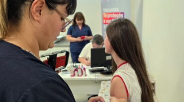 El esquema de vacunación inició con 18.000 adolescentes y seguirá con personal de salud