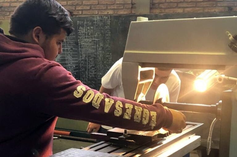 El objetivo del programa es desarrollar y ejecutar acciones orientadas al fortalecimiento de la educación tecnológica