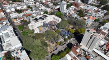 Los manifestantes rompieron la puerta y en medio de enfrentamientos con la policía habrían entrado gases al inmueble legislativo. Fernando Nicola.