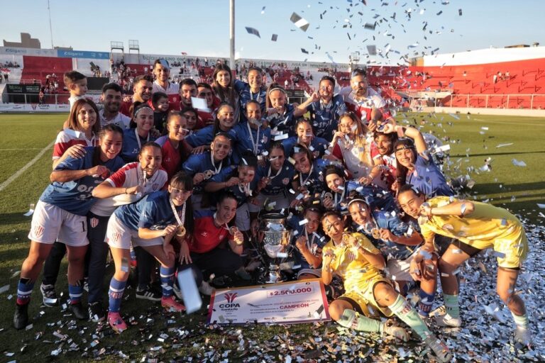 Las Tatengas volvieron a levantar la Copa Santa Fe tras golear en el 15 de abril a Adiur de Rosario. Matías Pintos