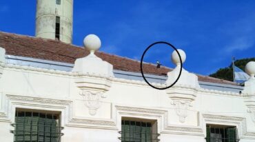 La panorámica para establecer el lugar exacto donde estaba el ave: en la pared ubicada al norte de la entrada principal. Luego se metió directamente al penal corondino. gentileza