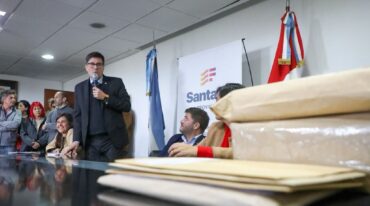 La apertura de sobres es el acto público en el que se conocen las propuestas de los oferentes. Ahora solo excepcionalmente se venderán los pliegos para poder participar.  Archivo.