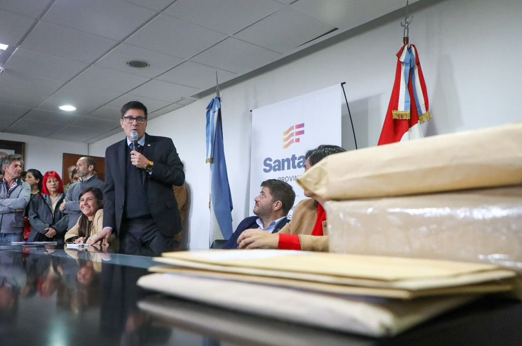 La apertura de sobres es el acto público en el que se conocen las propuestas de los oferentes. Ahora solo excepcionalmente se venderán los pliegos para poder participar.  Archivo.