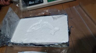 Los uniformados hallaron 10 panes de cocaína de aproximadamente un kilogramo cada uno.  Gentileza.