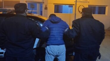 Un joven de 18 años fue detenido mientras que dos se dieron a la fuga en la madrugada