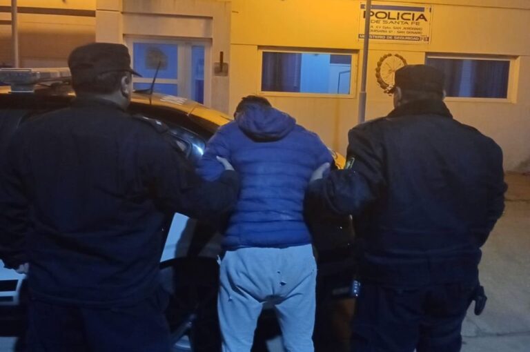 Un joven de 18 años fue detenido mientras que dos se dieron a la fuga en la madrugada