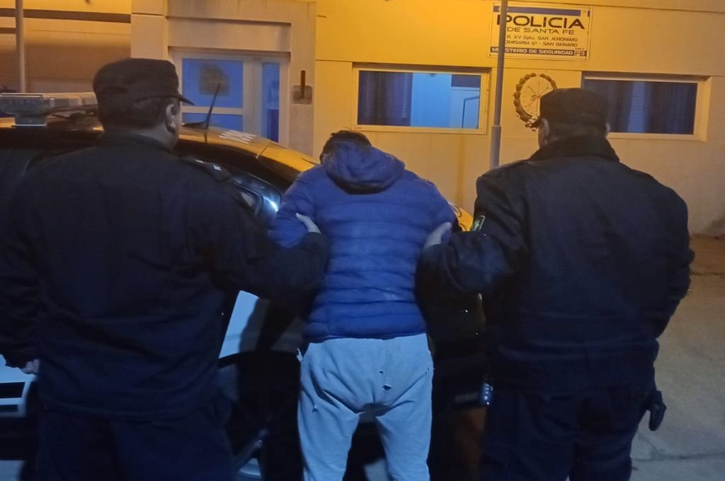 Un joven de 18 años fue detenido mientras que dos se dieron a la fuga en la madrugada