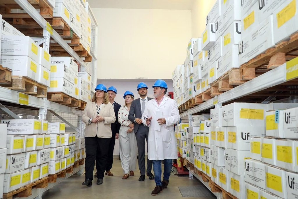 Autoridades durante la recorrida por la planta del LIF. La inversión será de $ 700 millones