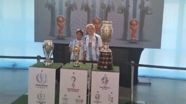 Dos de los miles de personas que retrataron el momento de la visita a la exhibición de las Copas de la Selección Argentina. Marcelo Tortul