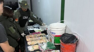 Los efectivos de Gendarmería chequearon todo en presencia de testigos ocasionales. Gendarmería Nacional Argentina