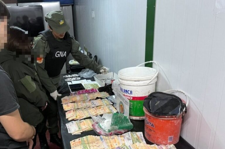 Los efectivos de Gendarmería chequearon todo en presencia de testigos ocasionales. Gendarmería Nacional Argentina
