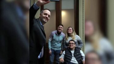 Adorni retrató el momento junto a los jóvenes en su celular.  gentileza