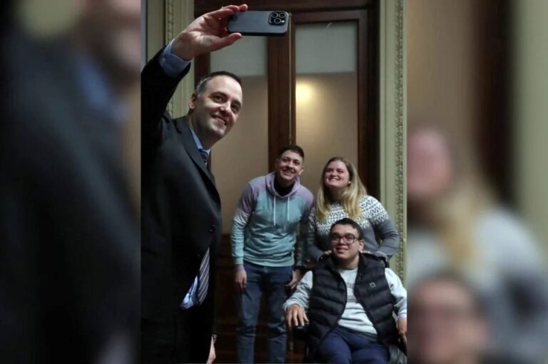 Adorni retrató el momento junto a los jóvenes en su celular.  gentileza