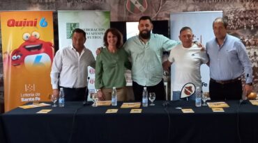 En la boca del 'Lobo'. La conferencia de prensa de lanzamiento para la llegada de 'Eternos Laureles' a Sportivo Las Parejas este domingo 22 de septiembre. Gentileza Santa Fe Producciones