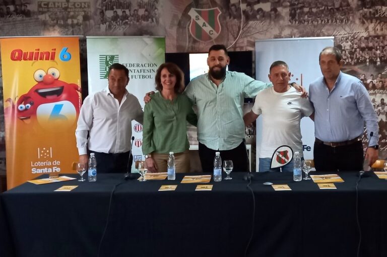 En la boca del 'Lobo'. La conferencia de prensa de lanzamiento para la llegada de 'Eternos Laureles' a Sportivo Las Parejas este domingo 22 de septiembre. Gentileza Santa Fe Producciones