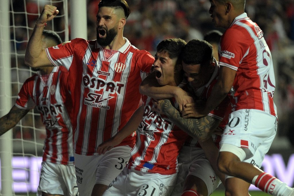 Unión derrotó a Godoy Cruz en Santa Fe. Fue una fiesta rojiblanca. Manuel Fabatía