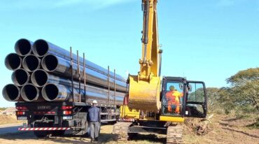 El tendido de la cañería está previsto para llevar agua ya potabilizada junto a sus afluentes del Paraná