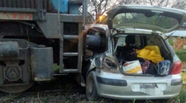 La locomotora impactó sobre el lado izquierdo de ese Peugeot. Dos mujeres terminaron en las vías y hubo cuatro lesionados en total. RRPP Unidad Regional XVII de Policía