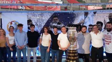 Los fanáticos futboleros pudieron tener la foto con las copas de la AFA en el estadio cubierto del Sportivo Atlético Club de Las Parejas. gentileza