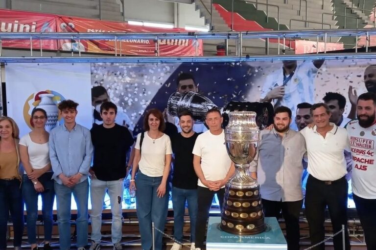 Los fanáticos futboleros pudieron tener la foto con las copas de la AFA en el estadio cubierto del Sportivo Atlético Club de Las Parejas. gentileza