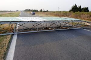 El inmenso cartel quedó cruzando ambos carriles de la mano sur norte. gentileza
