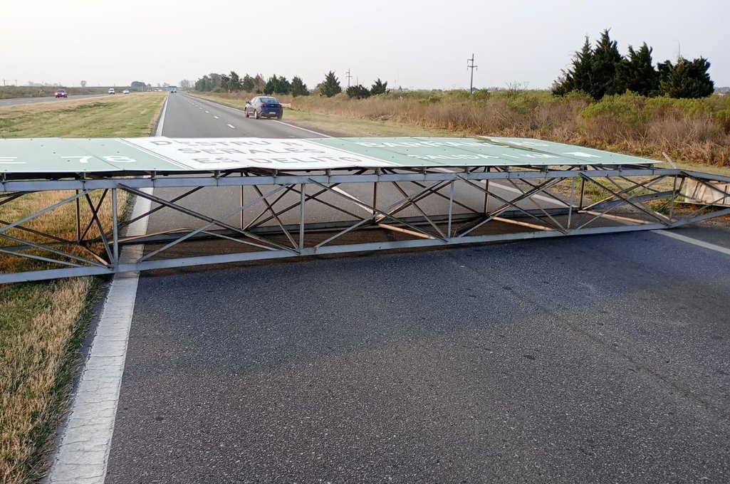 El inmenso cartel quedó cruzando ambos carriles de la mano sur norte. gentileza