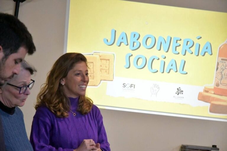 Más de 50 mujeres están capacitándose en la reutilización de aceite de cocina usado (ACU) para convertirlo en jabones. gentileza
