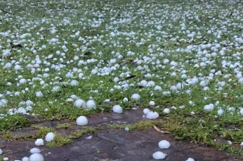 Granizo de gran tamaño sorprendió a los pobloadores de Saladero Cabal y Colonia Mascias.  Gentileza.