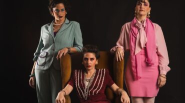 Tres amigas se reúnen para celebrar el año nuevo. Aterradas por la inseguridad reinante