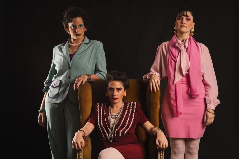 Tres amigas se reúnen para celebrar el año nuevo. Aterradas por la inseguridad reinante