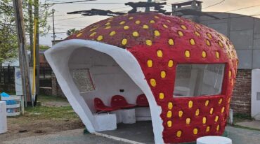 Butacas e iluminación renovadas y pintura integral a la frutilla-refugio. FM Sensación Coronda.