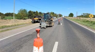 Vialidad Nacional realiza bacheos preventivos sobre la ruta 33 entre Pujato y Casilda.